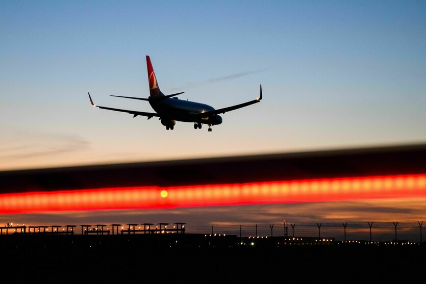 Ein Flugzeug in Landeanflug