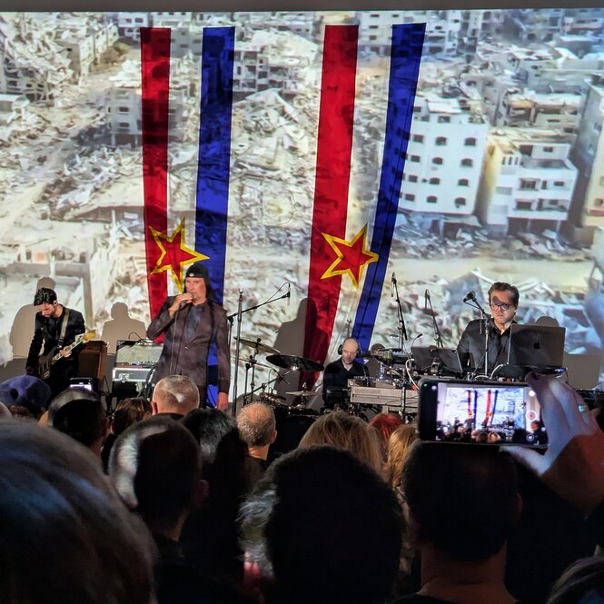 Die Band Laibach steht vor Publikum auf einer Bühne