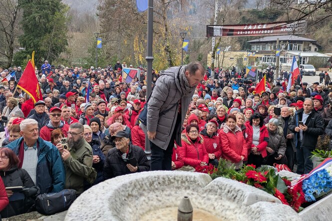 Eine Menschenmenge steht auf einem öffentlichen Platz zusammen