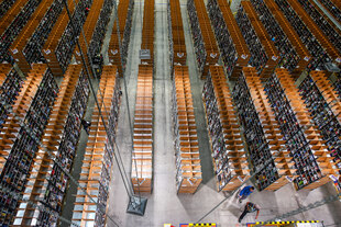 Blick von oben auf die Regale einer Lagerhalle