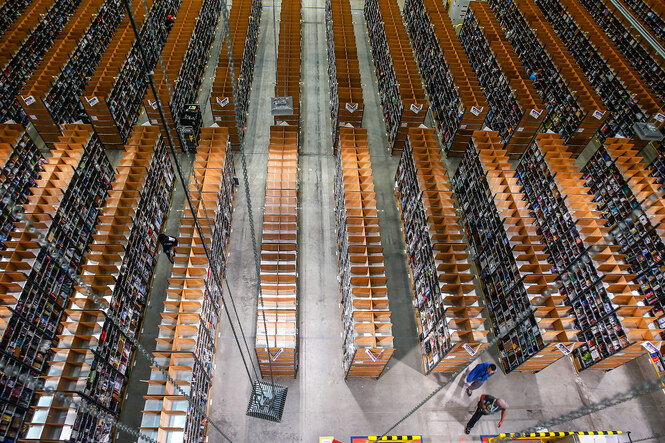 Blick von oben auf die Regale einer Lagerhalle