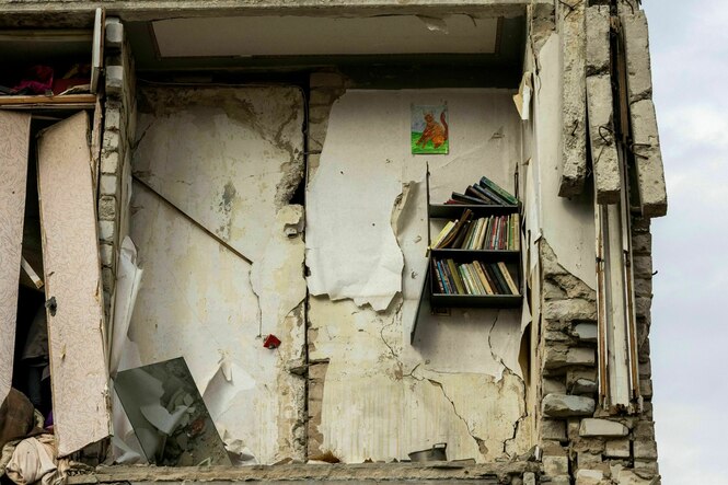 Bücher in einem Regal in einem zerstörten Gebäude