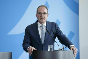 Ein Mann spricht an einem Rednerpult