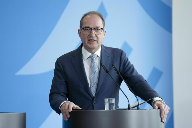 Ein Mann spricht an einem Rednerpult