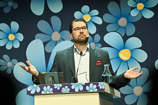 Ein Mann steht an einem Rednerpult