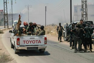 Soldaten auf einem Laster fahren eine Straße entlang