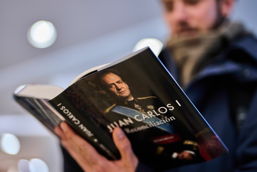 In einem Buchladen in Madrid hälte ein Mann die Memoiren von Juan Carlos I. mit dem Titel "Aussöhnung" in Händen