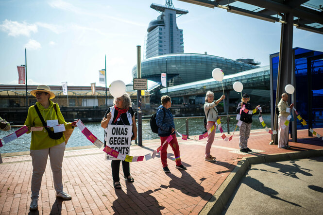"Omas gegen rechts" demonstrieren in einer Kette gegen die AfD