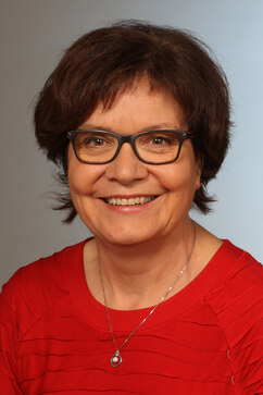 Theresia Weimar-Ehl trägt Brille und lächelt in die Kamera