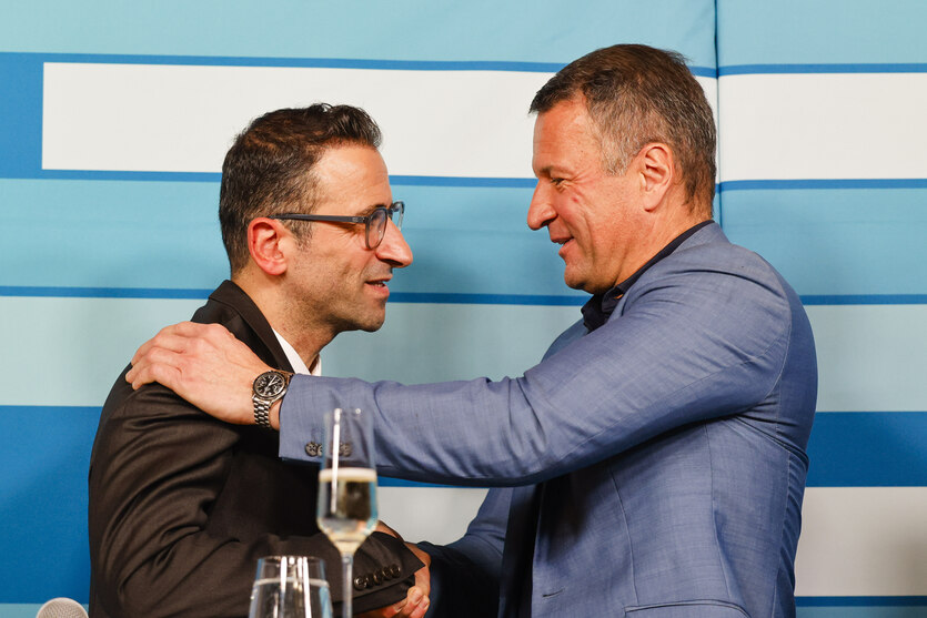 Samet Yilmaz (l., Bündnis 90/Die Grünen) und Gerrit Derkowski geben sich die Hand.