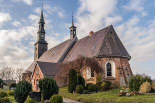 Die St. Magnus-Kirche in Tating von außen