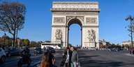 ein Paar wird auf den Champs Elysees vor dem Arc de Triomphe fotografiert