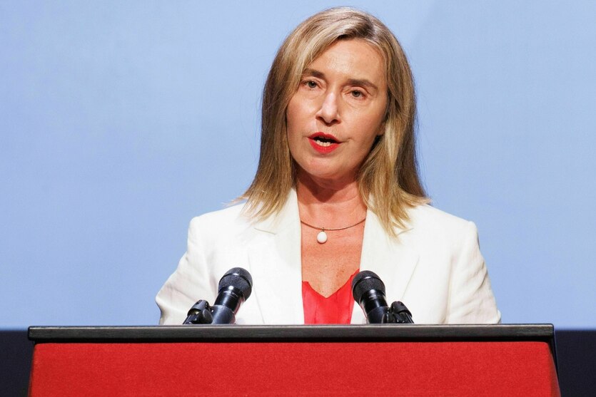 Eine Frau spricht an einem Rednerpult