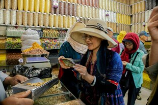 Eine Frau macht Fotos auf einem Markt
