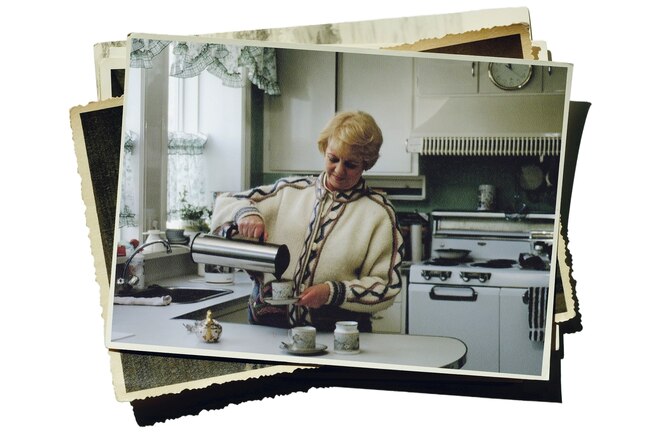 Eine Frau steht in einer Küche und kocht Kaffee