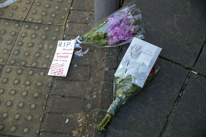 09.07.2018, Großbritannien, Amesbury: Blumen wurden an der Rollestone Street niedergelegt, nachdem Dawn Sturgess verstorben ist als sie und ihr Partner dem Nervenzellenstoff Nowitschok ausgesetzt waren.