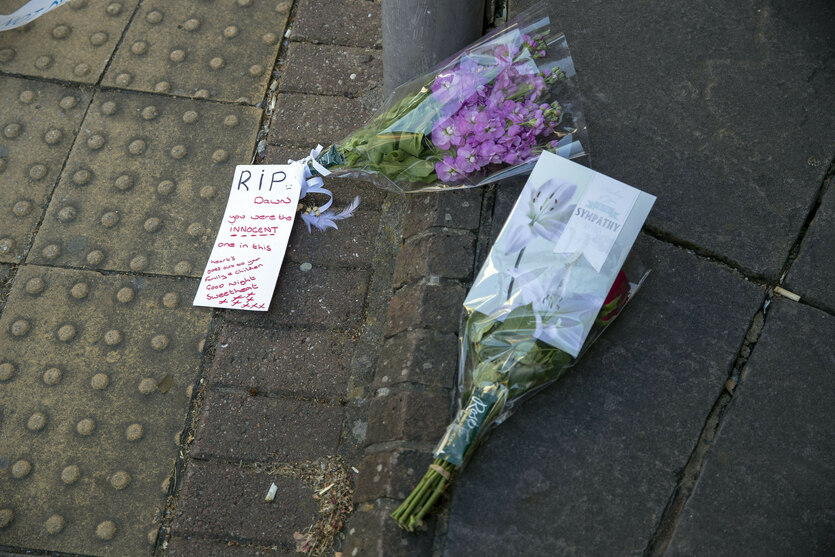 09.07.2018, Großbritannien, Amesbury: Blumen wurden an der Rollestone Street niedergelegt, nachdem Dawn Sturgess verstorben ist als sie und ihr Partner dem Nervenzellenstoff Nowitschok ausgesetzt waren.