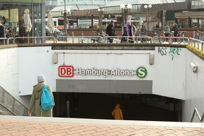 Eingang zur S-Bahn am Bahnhof Altona