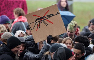 Schüler*innen auf Streik mit Plakaten