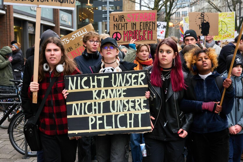 Schüler*innen auf Streik mit Plakaten