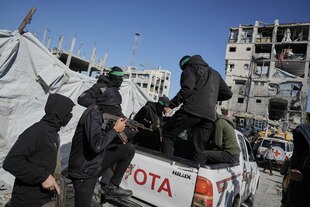 Männer, die vermummt und bewaffnet sind