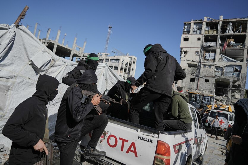 Männer, die vermummt und bewaffnet sind