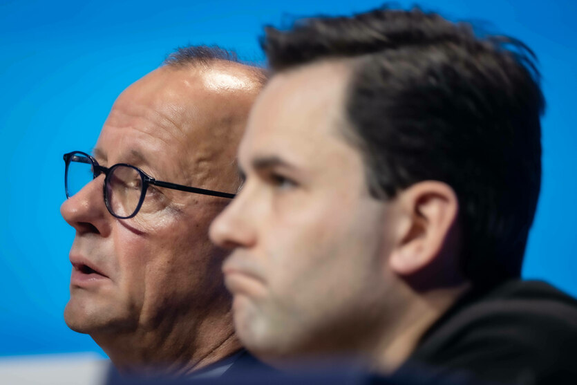 Ein junger und ein älterer Mann im Profil