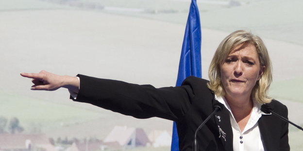 Marine Le Pen mit ausgestrecktem rechten Arm