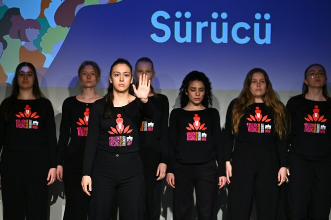 Die Gruppe „Centre Talma“ führt im Gebäude des ehemaligen Flughafens Tempelhof während der Gedenkveranstaltung zum 20. Todestag von Hatun Sürücü eine Tanzperformance vor.