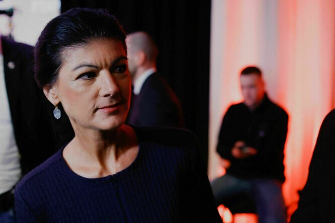 Eine Frau schaut skeptisch