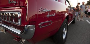 Heckflosse eines roten Ford Mustang von 1968