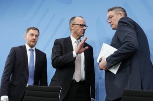 Bundeskanzler Friedrich Merz (M., CDU) nimmt neben Michael Kretschmer (l, CDU), Ministerpräsident von Sachsen und Alexander Schweitzer (SPD), Ministerpräsident von Rheinland-Pfalz, an der Pressekonferenz nach der Ministerpräsidentenkonferenz teil.