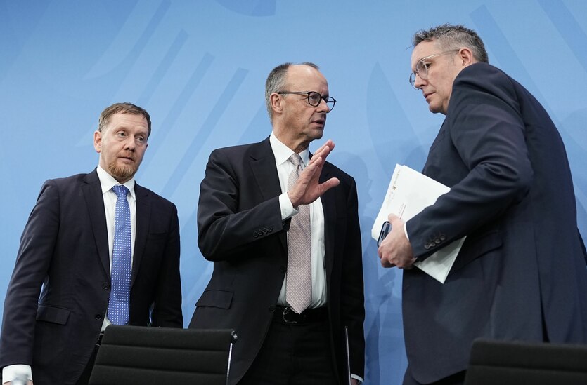 Bundeskanzler Friedrich Merz (M., CDU) nimmt neben Michael Kretschmer (l, CDU), Ministerpräsident von Sachsen und Alexander Schweitzer (SPD), Ministerpräsident von Rheinland-Pfalz, an der Pressekonferenz nach der Ministerpräsidentenkonferenz teil.