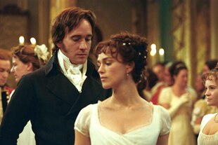Filmstill des Filmes "Stolz und Vorurteil" Mr. Darcy, dunkle Haare, melancholischer Eindruck tanz mit der jungen Elizabeth Bennet. Sie trägt ein helles Kleid und schaut abweisend