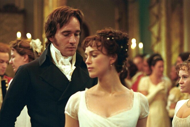 Filmstill des Filmes "Stolz und Vorurteil" Mr. Darcy, dunkle Haare, melancholischer Eindruck tanz mit der jungen Elizabeth Bennet. Sie trägt ein helles Kleid und schaut abweisend
