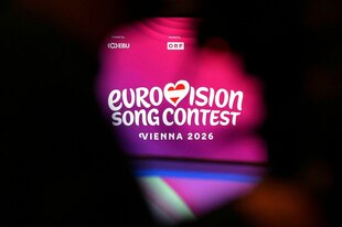 Das Logo zum Eurovision Song Contest (ESC) - Vienna 2026 - rot-pink-lila Farbtöne mit einem Herz und der Aufschrift eurovision songcontest - vienna 2026