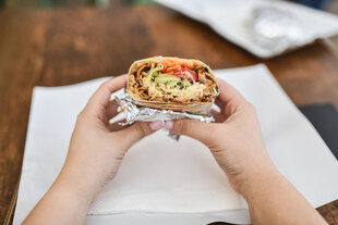 Hände halten einen Wrap