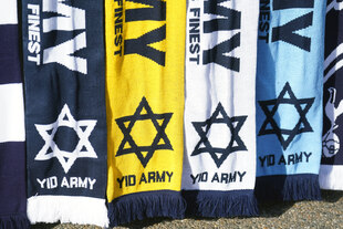 Bunte Fußballschals mit Davidstern hängen nebeneinander