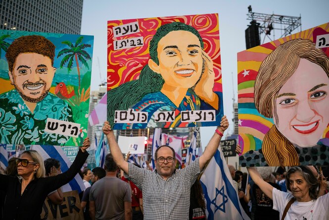 Zeev Engelmayer bei einer Demonstration in Tel Aviv mit Plakaten, die er selbst gestaltete