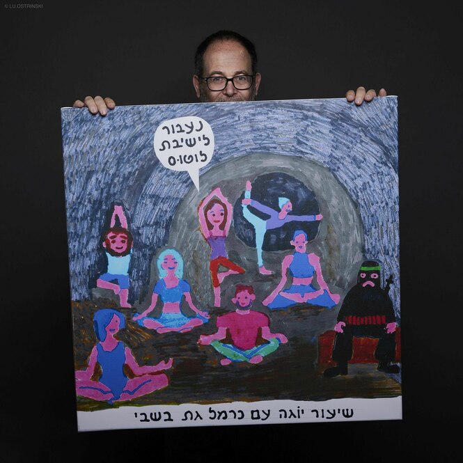 Zeev Engelmayer hält ein von ihm gemaltes Bild in die Kamera