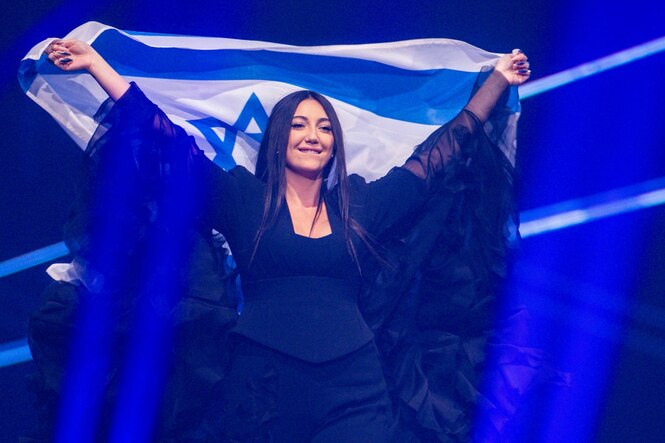 Eine Frau hält die israelische Flagge hoch