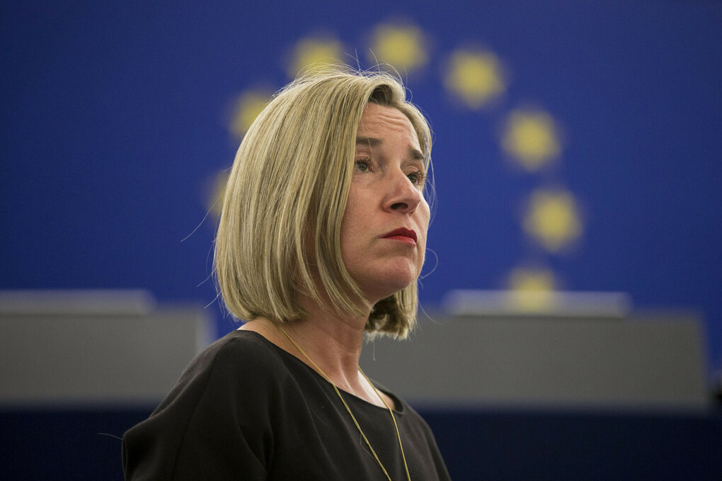 Federica Mogherini vor der EU-Flagge