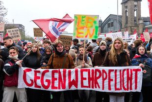 Schüler*innen halten ein Schild "Gegen Wehrpflicht", sie demonstrieren in Hamburg gegen die Einführung der Wehrpflicht.