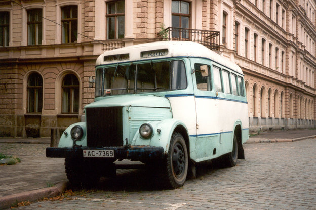 Ein alt aussehender Bus steht auf einer Straße