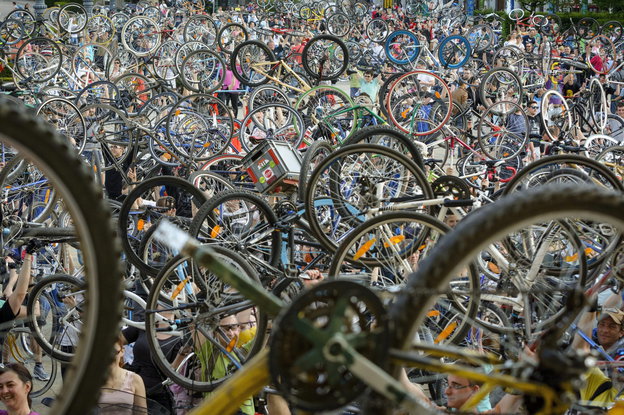 Eine Masse von Fahrrädern, auf dem Kopf stehend