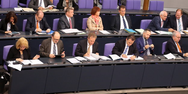 Hermann Gröhe und zahlreiche Staatssekretär*innen sitzen im Bundestag