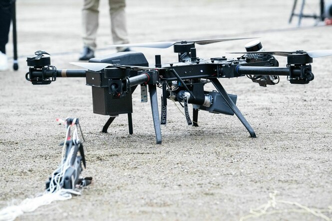 Eine Drohne und eine kleine Drohen im Netz