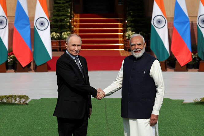Putin und Modi schütteln sich die Hände