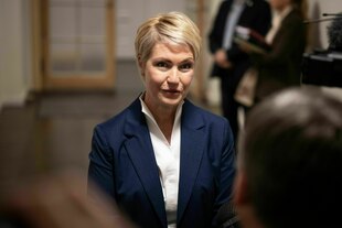 Manuela Schwesig sitzt vor einem Untersuchungsausschuss