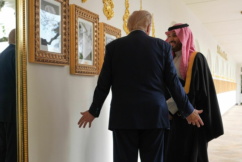 Zwei Männer, einer in Anzug, einer in saudischer Robe